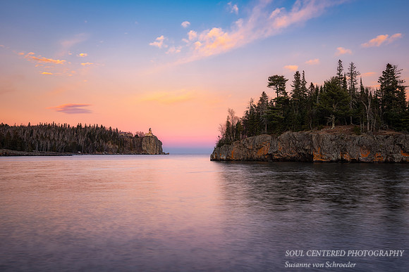 Pink/violet light at sunset - Split Rock lighthouse and Ellingsen Island 1