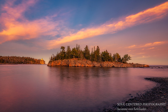 Pink/violet light at sunset - Split Rock lighthouse and Ellingsen Island 3